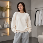 Người mẫu mặc áo Sweatshirt nỉ chân cua 350GSM màu kem