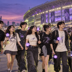 Nhóm fan Việt mặc áo concert chuẩn bị vào sân vận động xem BTS World Tour ARIRANG